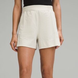 🍋Lululemon Stretch Woven Size Medium Bone GUC🍋